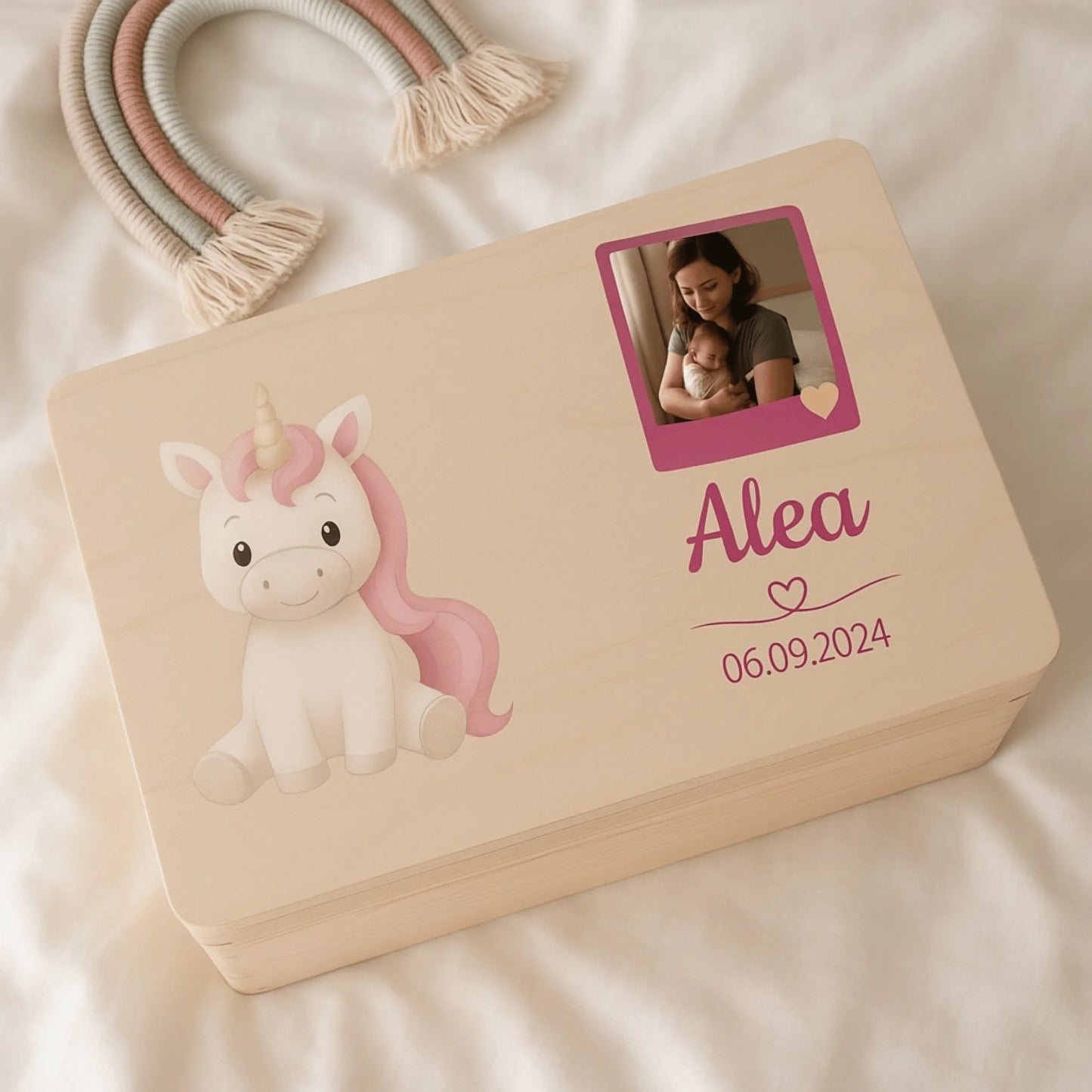 "Personalisierte Teddy Schatzkiste aus Holz mit Aquarell-Tiermotiv – Aufbewahrung für Baby-Erinnerungen wie Fotos und Schnuller."