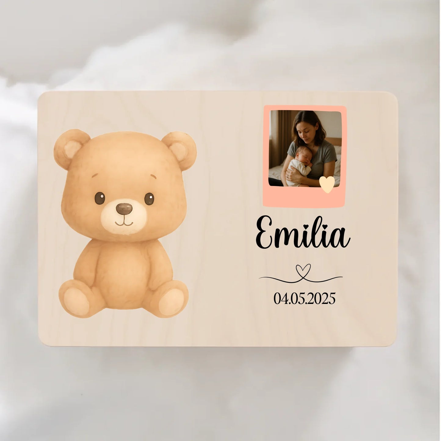 "Teddy Schatzkiste aus Holz, individuell graviert mit Namen und Geburtsdatum – ideales Geschenk zur Geburt oder Taufe."