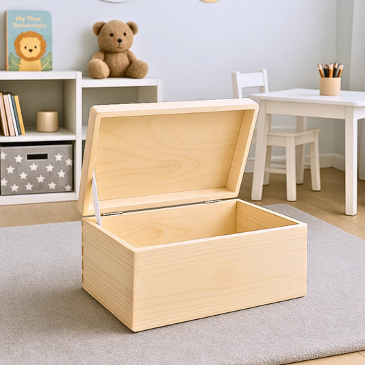 Personalisierte Holz-Erinnerungskiste für Babys geöffnet – gefüllt mit rosa Teddy-Nachtlicht „Eli“, Babystrampler, Söckchen, Schnuller, Kuscheltier und Fläschchen – ideale Geschenkidee zur Geburt oder Taufe im Kinderzimmer.