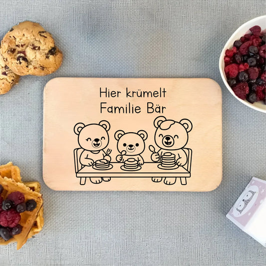 Personalisiertes Frühstücksbrett mit Gravur „Hier krümelt Familie Holler“ im Bärenmotiv