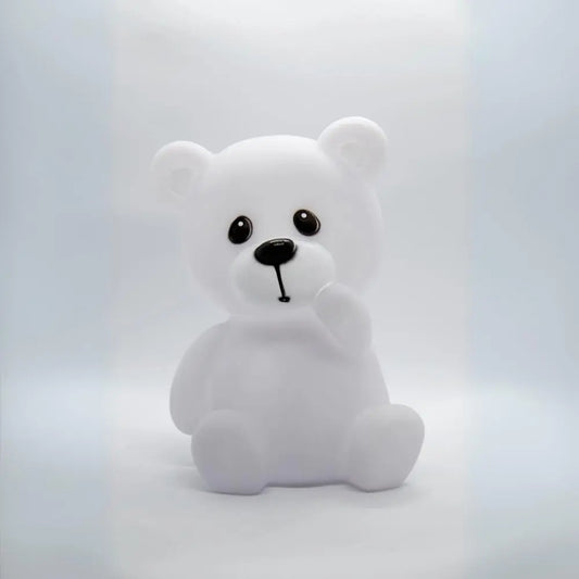 Weißes Teddylicht mit LED an, personalisiert mit Name und Datum – perfekte Geschenkidee zur Geburt