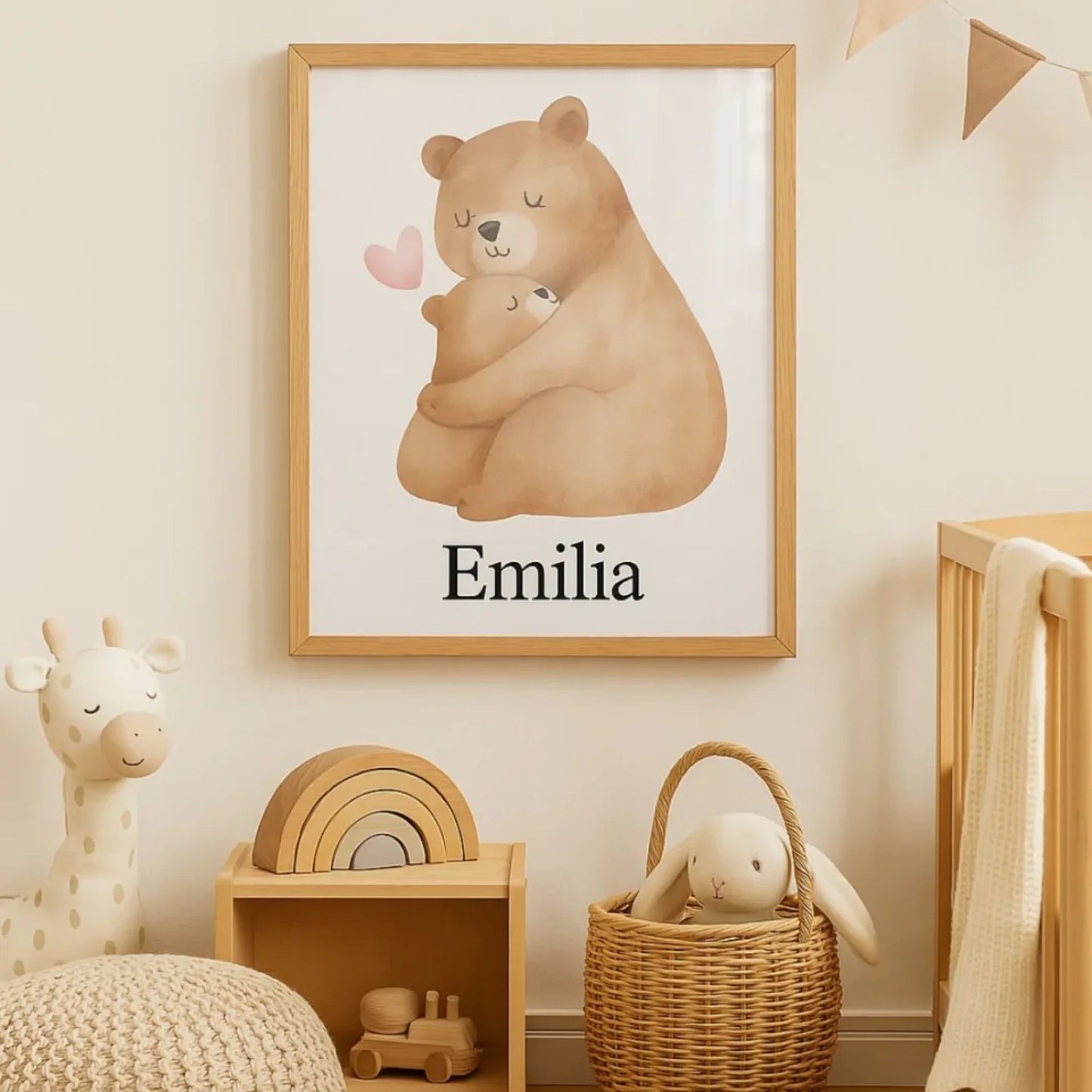 Personalisiertes Teddybären-Poster mit Holzrahmen im Kinderzimmer

