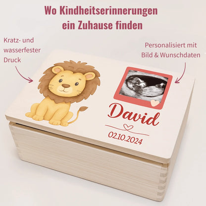 "Hochwertige Holz-Schatzkiste mit personalisiertem Tierdesign – Erinnerungsbox für Babyfotos, erste Haarlocken und kleine Schätze."