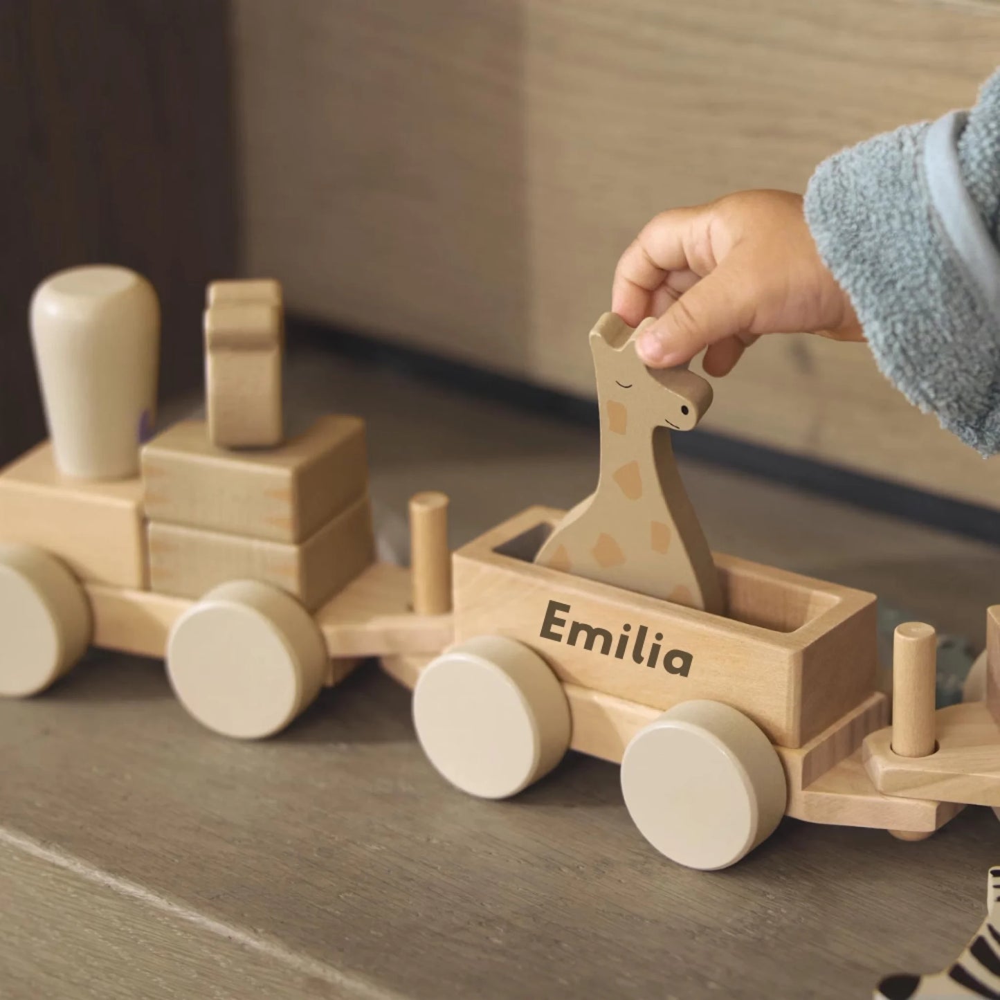 Nachhaltiger Holz-Zug mit Steckbausteinen & Name – ideales Geschenk für Kleinkinder