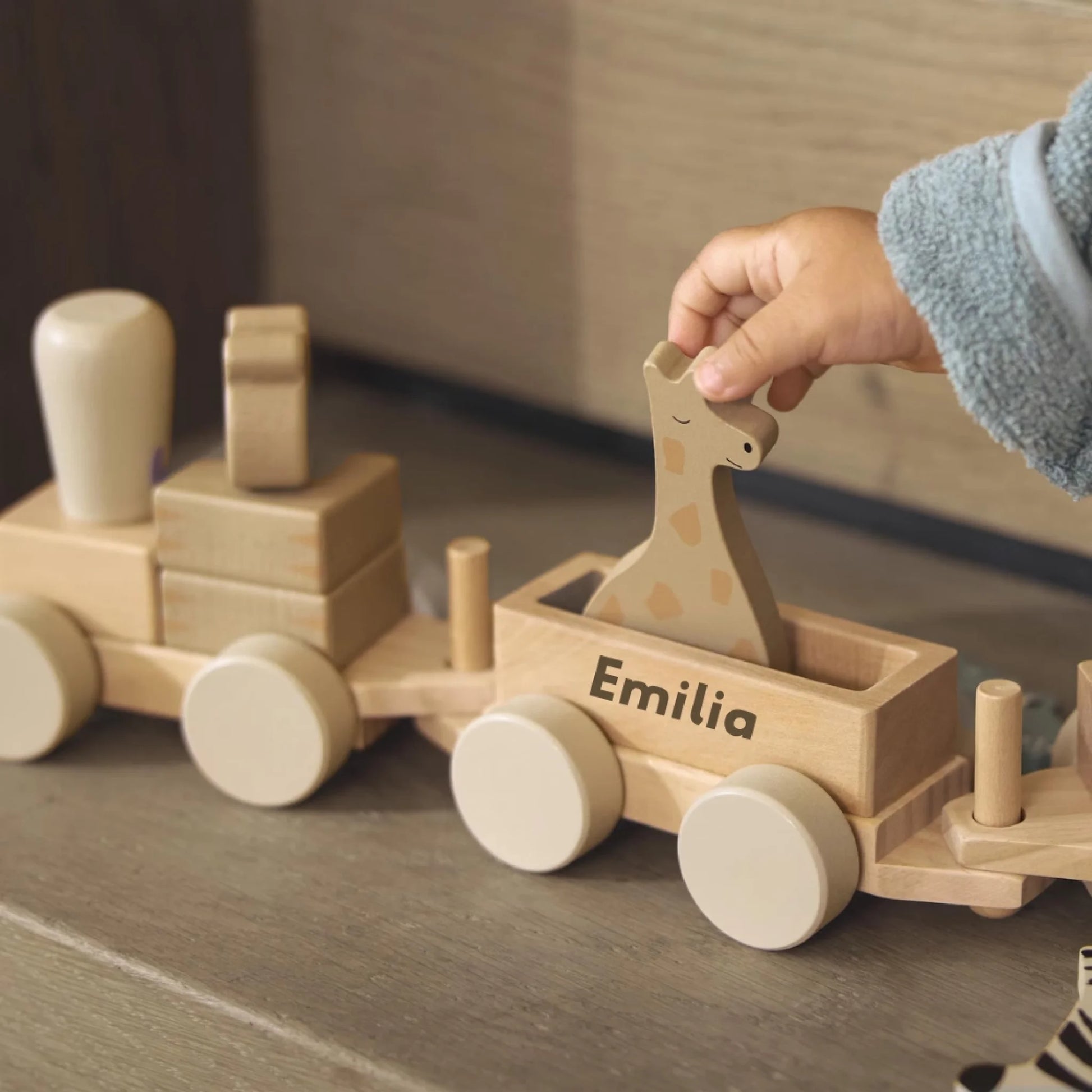 Nachhaltiger Holz-Zug mit Steckbausteinen & Name – ideales Geschenk für Kleinkinder
