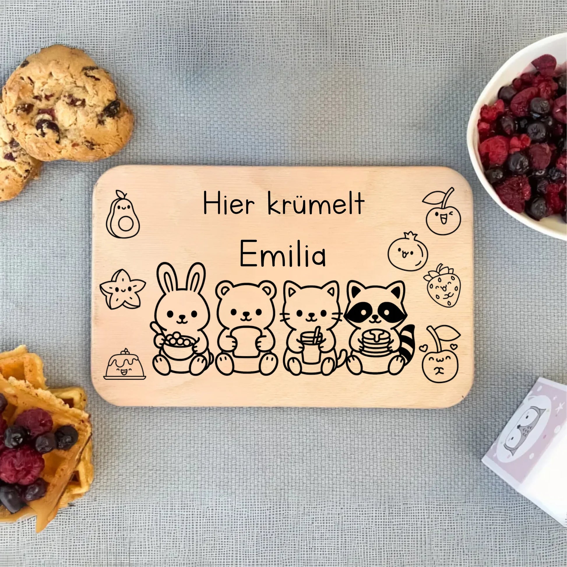 Kinder Frühstücksbrett aus Holz mit niedlichen Tieren und Wunschname graviert