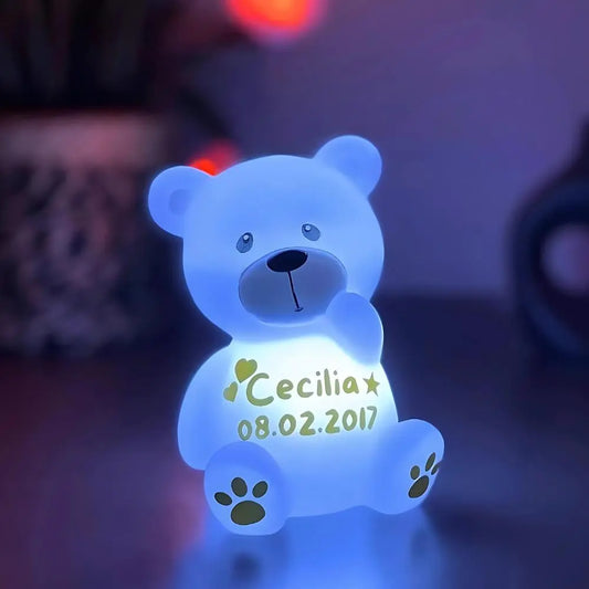 Weißes LED Teddy Nachtlicht mit Personalisierung – neutrale Geschenkidee zur Geburt oder Taufe
