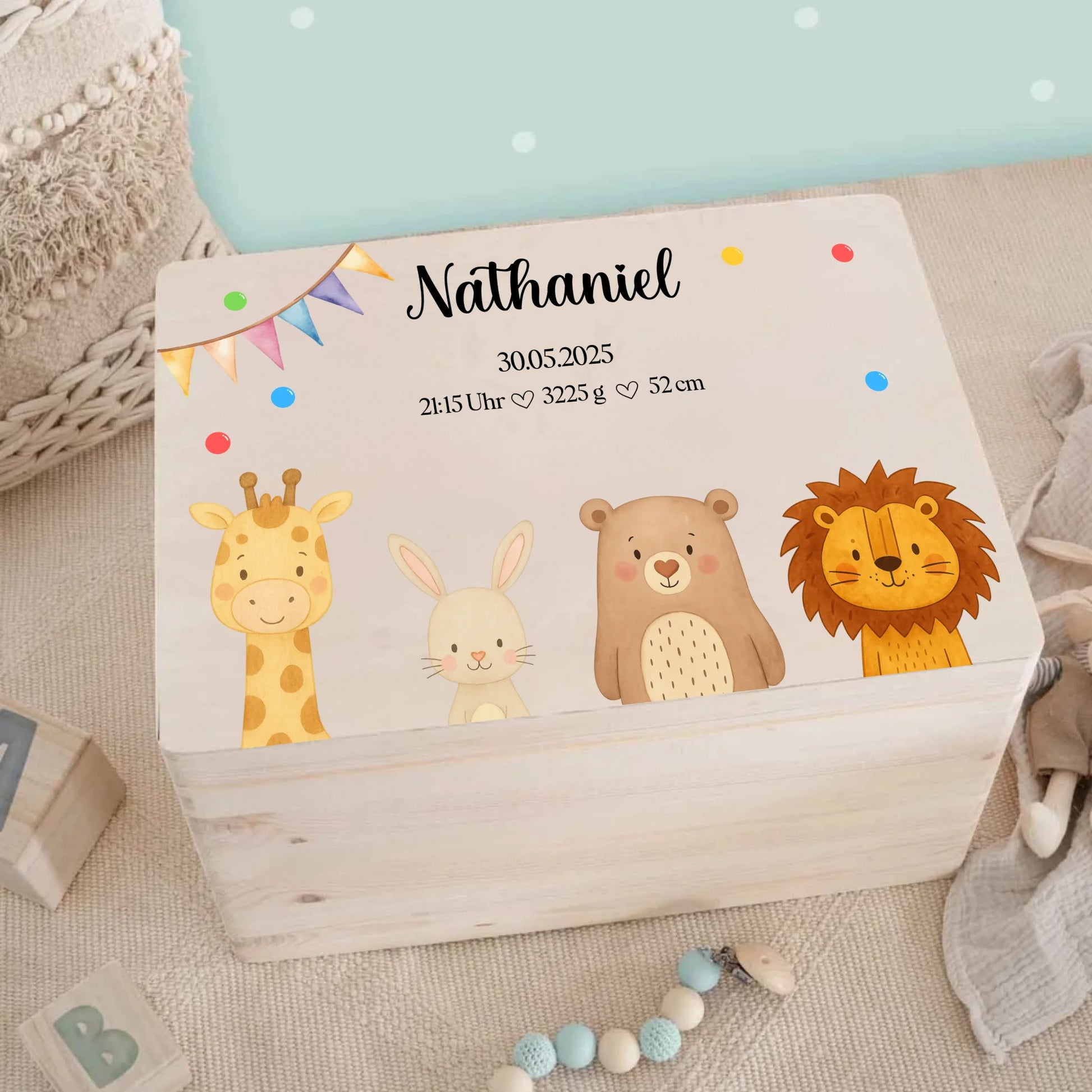 Baby-Erinnerungskiste aus Holz, personalisierbar mit Geburtsdaten – detailreich bedruckt mit kinderfreundlichem Design für Jungen und Mädchen.
