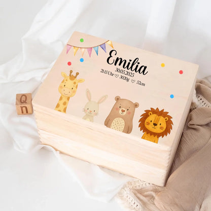 Erinnerungskiste Holzbox personalisiert mit Name, Datum, Uhrzeit, Gewicht und Größe – farbenfroher UV-Druck mit Giraffe, Hase, Bär und Löwe.