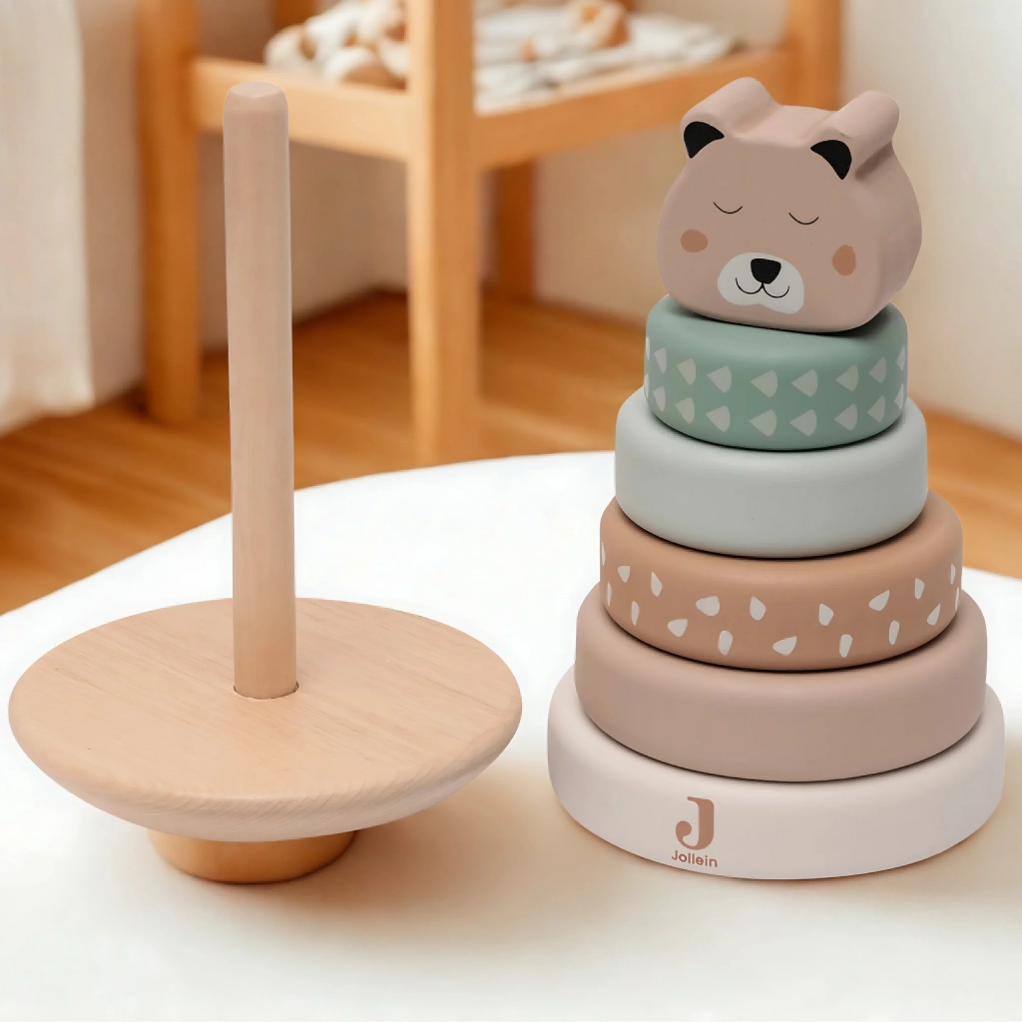 Kleinkind spielt mit graviertem Holz-Stapelturm von Jollein – Montessori-inspiriertes Spielzeug  