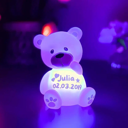 Rosa Nachtlicht mit Bärchenmotiv, LED an, personalisiert mit Namen – liebevolles Geschenk für Mädchen