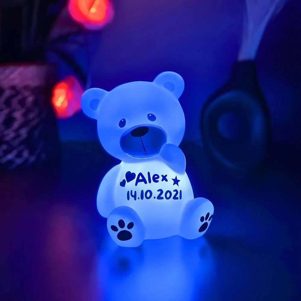 Blaues LED-Teddylicht mit Namen und Datum – Licht an – Geschenkidee für Jungenzimmer