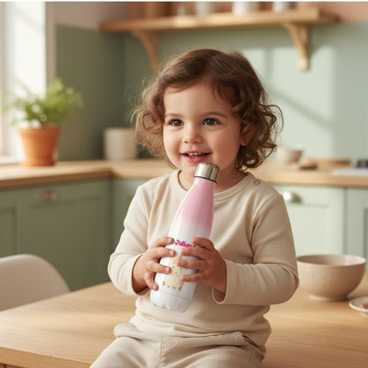 Kleines Mädchen hält personalisierte Kinder-Thermoflasche mit Einhornmotiv in Rosa.