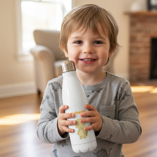 Junge hält personalisierte Kinder-Thermoflasche aus Edelstahl mit Schildkrötenmotiv.